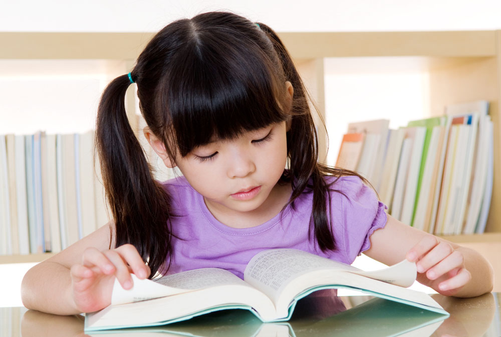 孩子看書離得近，這是近視嗎？