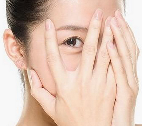 近視手術(shù)PK隱形眼鏡，哪個更好？