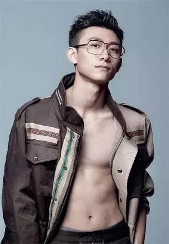 鹿晗李易峰楊洋張藝興，愛豆“眼鏡殺”誰更好看？