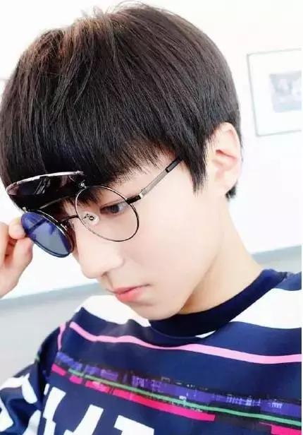 鹿晗李易峰楊洋張藝興，愛豆“眼鏡殺”誰更好看？